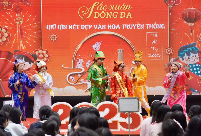 Tiết mục vui nhộn của các "Táo quân Đống Đa" là tiết mục rất mới lạ mang đậm phong cách trẻ trung của tuổi mới lớn. dd-2.jpg