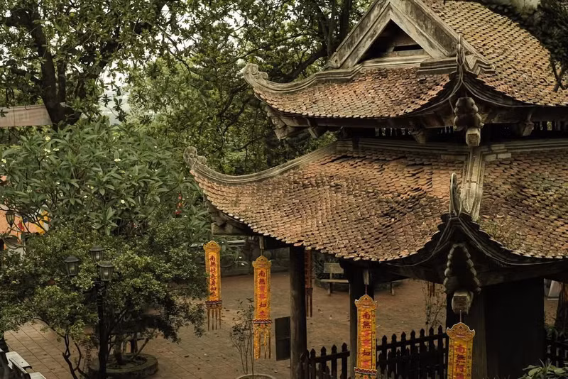 Ngôi chùa tọa lạc trên 100.000m2 của núi Long Đọi, lưng tựa vào núi Điệp với ba dòng sông bao quanh, quanh chân núi có 9 giếng nước tự nhiên mà người dân vẫn gọi là chín mắt rồng. s5.jpg