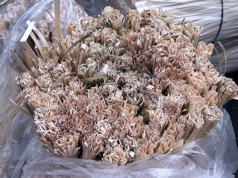 Theo kinh nghiệm của các tiểu thương, để chiếc bánh chưng có màu xanh tự nhiên cần chọn những loại lá có độ tươi, độ dai tốt, không bị giòn. l10.jpg