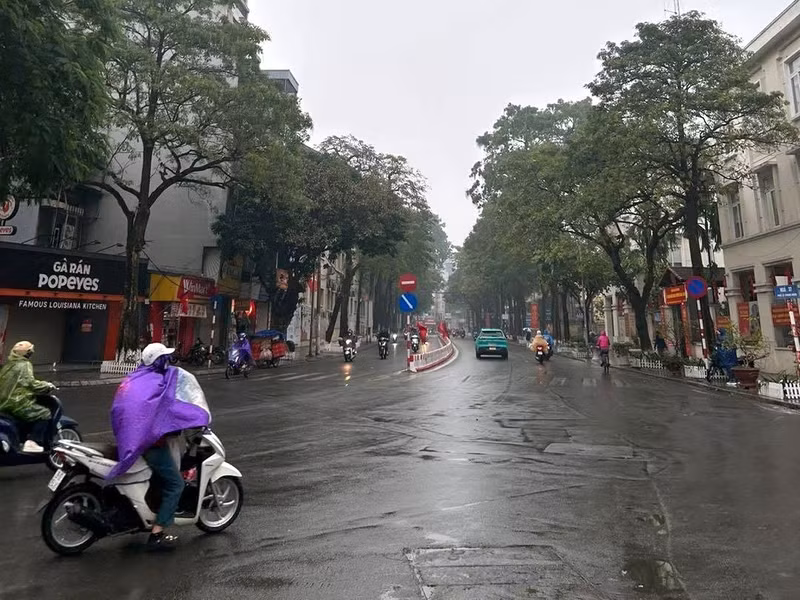 Chia sẻ nhanh của một số người dân, nhiệt độ ngoài trời giảm và có mưa nên khá rét. Việc đi xe máy trong trời mưa, đường trơn khá khó khăn. m4.jpg