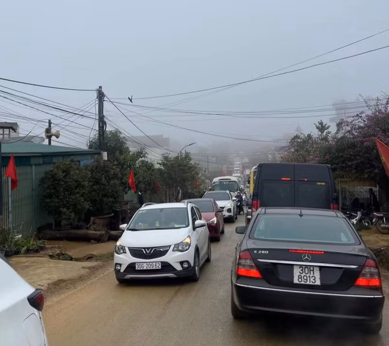 Dòng xe hướng về các điểm ngắm hoa mận tại Mộc Châu luôn đông đúc. m6.jpg