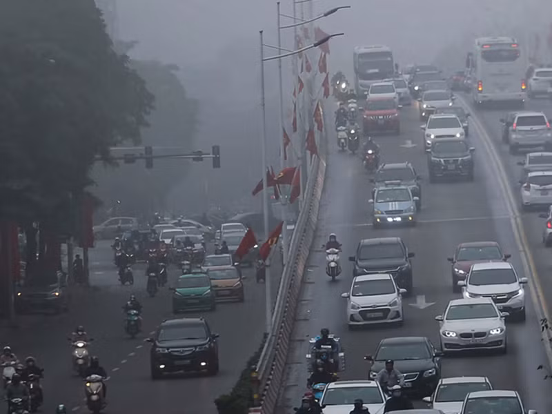 Trên nhiều tuyến đường ở Hà Nội mưa và sương mù hạn chế tầm nhìn của người dân khi di chuyển. m3.jpg