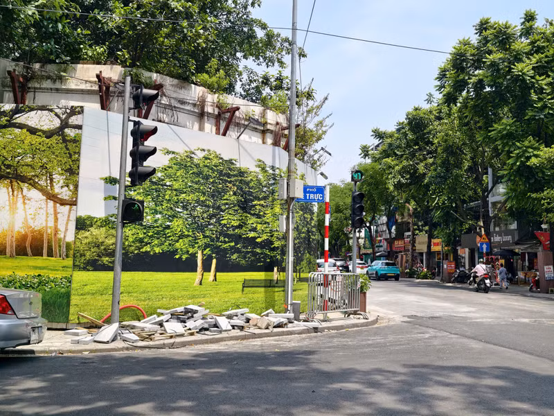 Tòa nhà được xây từ đầu thế kỷ 20, cách Quảng trường Ba Đình chỉ vài trăm mét. a8.jpg