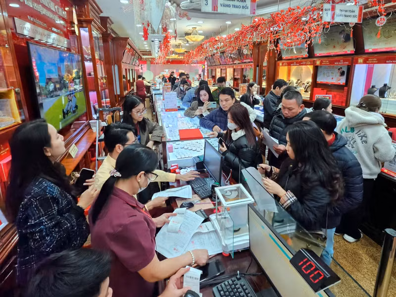 Bất chấp việc giá vàng đang ở mức cao nhưng nhiều người vẫn tìm tới các cơ sở kinh doanh vàng bạc để mua vàng đầu năm mới. v5.jpg
