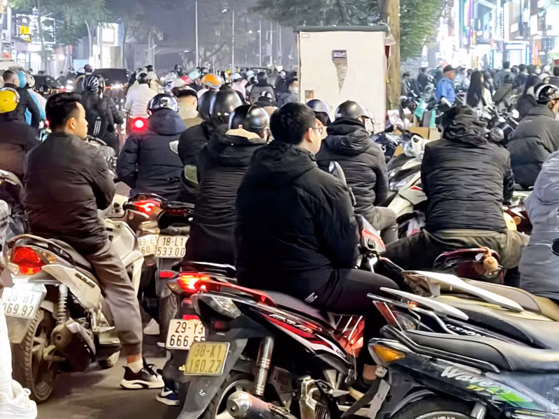 Nhân viên tại một cửa hàng thời trang trên phố Chùa Bộc cho hay, cửa hàng đã tranh thủ dịp cận Tết để tổ chức nhiều chương trình giảm giá, xả hàng. d6.jpg