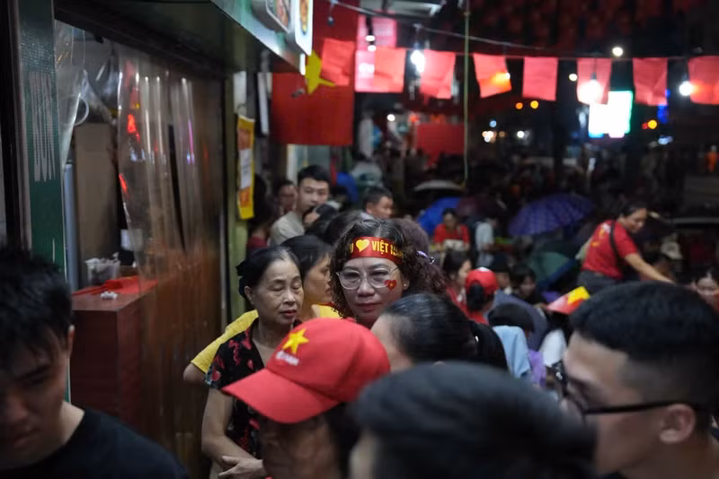 Cửa hàng bún trên phố Nguyễn Thái Học được mọi người biết đến như một nơi chào đón người dân tới xem diễu binh, diễu hành. img-0706.jpg