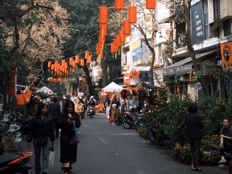 So với mọi năm, chợ hoa Hàng Lược năm nay ảm đạm hơn. Cây bày bán chủ yếu là các tiểu cảnh, chậu quất bonsai nhỏ, thiếu đi các chậu quất hay bưởi thế lớn. l9.jpg