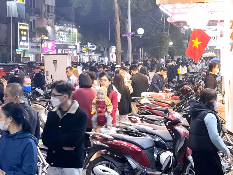Dù cho xu hướng mua hàng trực tuyến phát triển nhưng nhiều người vẫn chọn cách đến tận nơi để mua hàng tạo nên cảnh tượng khá đông đúc. d2.jpg