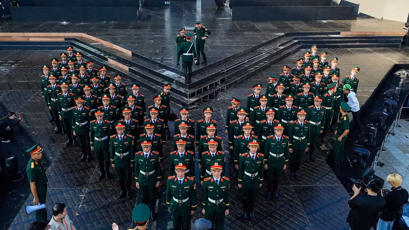 Đội hình chữ “V” được sắp xếp công phu, vừa hành quân vừa hát vang “Tiến quân ca”. img-4357.jpg