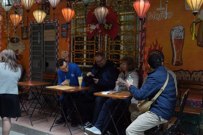 Cơ quan chức năng đã tiến hành lắp đặt nhiều biển báo nguy hiểm tại nhiều khu vực khác nhau dọc theo cả hai hướng Phùng Hưng và Lê Duẩn nhằm cảnh báo và đảm bảo an toàn cho người dân và du khách. 3.jpg