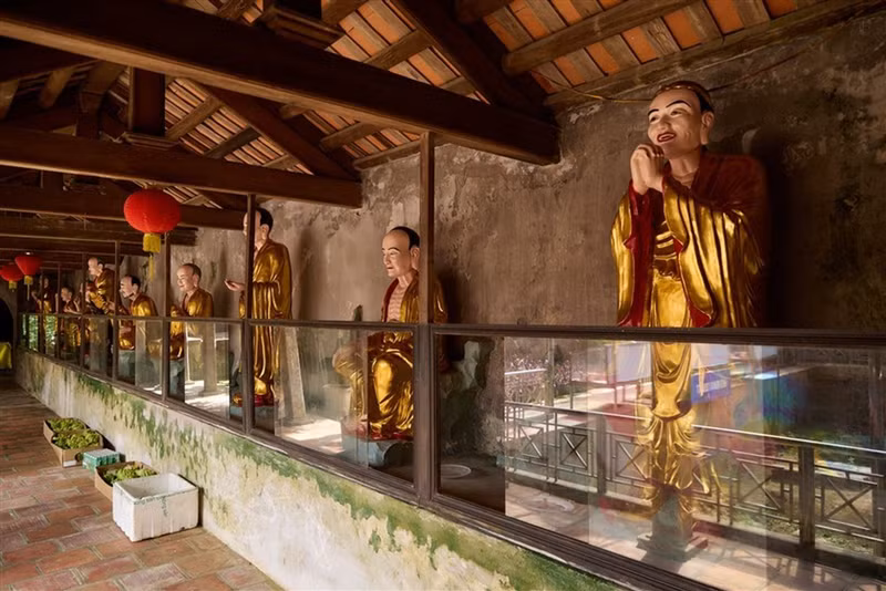 Hai bên hành lang chùa sau tòa Tam bảo là 18 gian thờ thập bát La Hán. Với những giá trị lịch sử văn hóa hiếm có, chùa Long Đọi Sơn đã được Thủ tướng quyết định xếp hạng Di tích quốc gia đặc biệt. s8.jpg