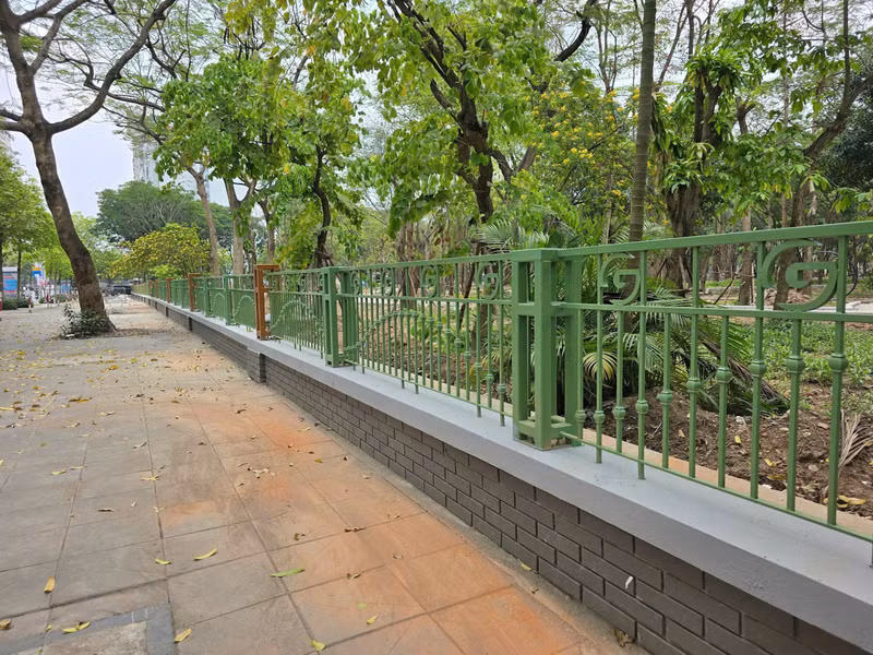 Hàng rào mới có thiết kế thấp hơn so với trước đây, dựng lên dọc theo vỉa hè, bao quanh công viên. a4.jpg
