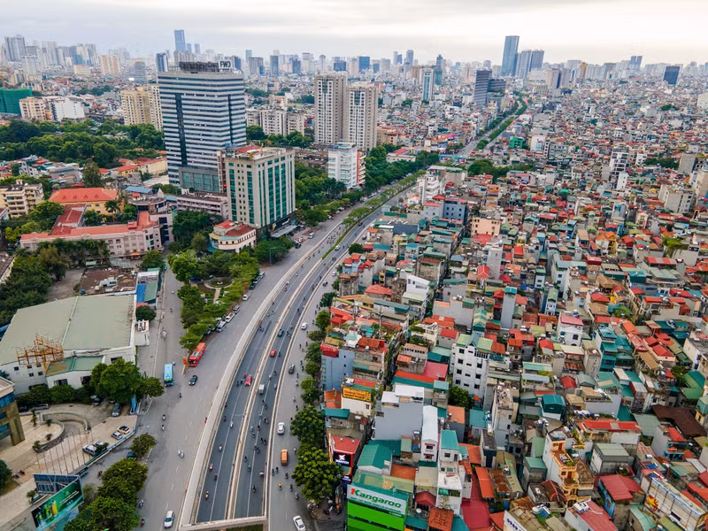 Chiều dài tuyến đường chỉ 2,2km, nhưng dự án đường Vành đai 1 đoạn Hoàng Cầu - Voi Phục có tổng mức đầu tư gần 7.800 tỷ đồng. Trong đó, riêng công tác giải phóng mặt bằng chiếm tới 6.000 tỷ đồng. v9.jpg