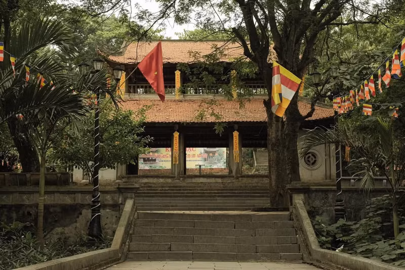 Chùa Long Đọi Sơn (thuộc xã Tiên Sơn, thị xã Duy Tiên, Hà Nam) là ngôi cổ tự gắn với tháp Sùng Thiện Diên Linh nổi danh từ thời Lý. s1.jpg