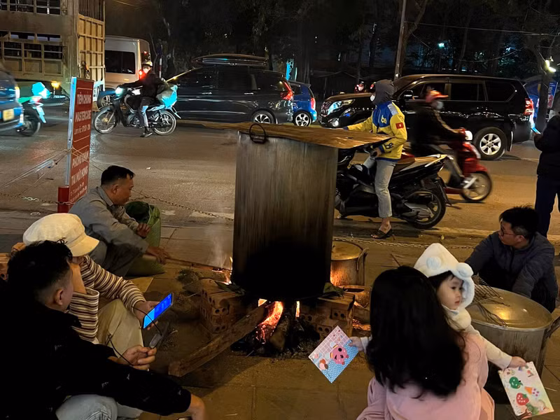 Những người dân chung cư quây quần bên nồi bánh chưng ngay trên vỉa hè của chung cư Phương Đông Green Park. b7.jpg