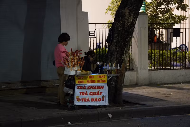 Thực phẩm bày bán tại đây đều không có biện pháp che chắn, không rõ nguồn gốc, không đảm bảo điều kiện vệ sinh. b4.jpg