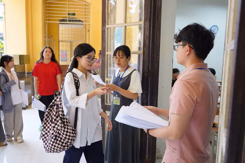 Chiều nay, các thí sinh đã tới nghe phổ biến quy chế thi và nghe giám thị căn dặn những vật dụng không được mang vào phòng thi. dsc09805.jpg