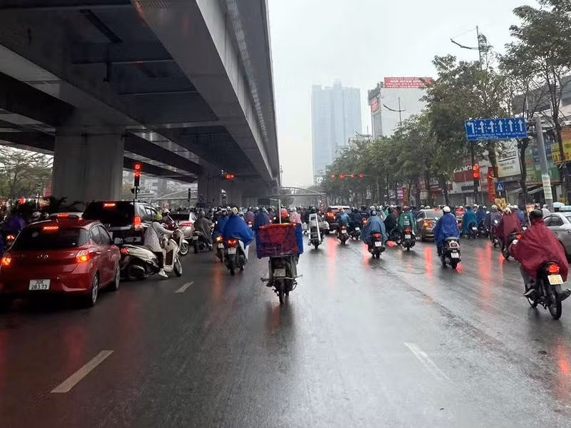 Ghi nhận của PV, trong giờ cao điểm buổi sáng tại các nút giao trọng điểm của Thủ đô, dòng phương tiện bị dồn ứ cục bộ. m3.jpg