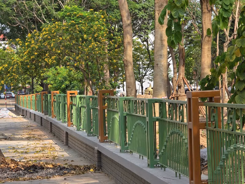 Hiện Công viên Cầu Giấy đang trong quá trình cải tạo nhiều hạng mục, tiến hành lắp đặt hàng rào mới bao quanh. a3.jpg
