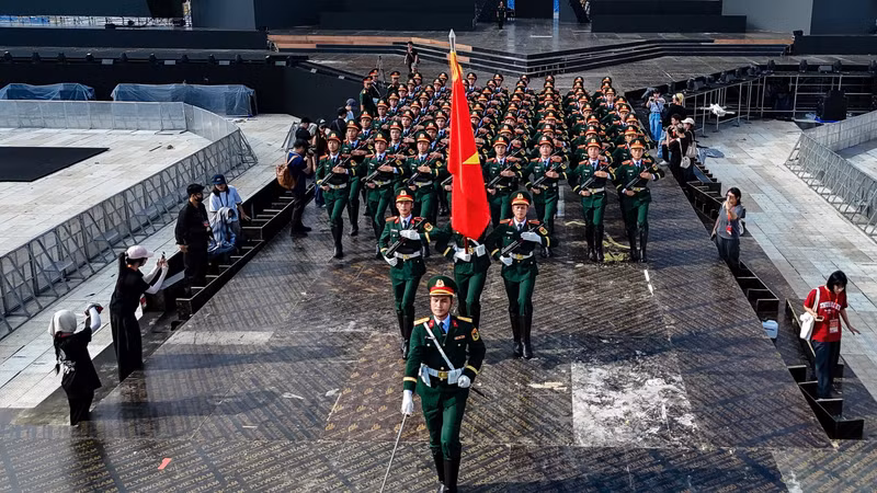 Các chiến sĩ giữ nhịp bước theo tiếng nhạc, kết hợp nhuần nhuyễn giữa động tác và cảm xúc. img-4361.jpg