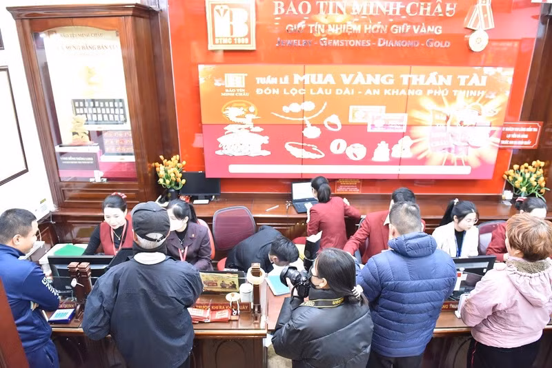 Năm nay, thời tiết mưa phùn và giá rét ở Hà Nội cũng nhưng không cản được người dân đi mua vàng vía thần Tài. v2.jpg