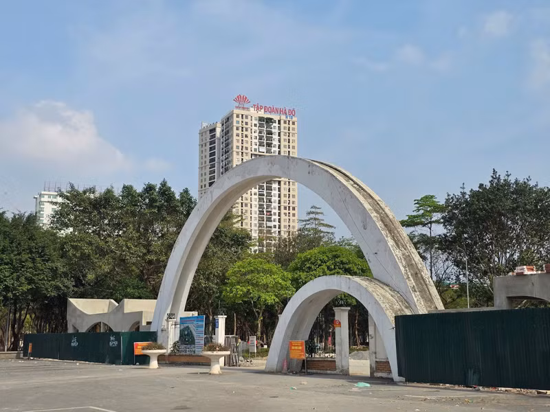 Công viên Cầu Giấy được đưa vào hoạt động từ năm 2014 với tổng vốn đầu tư ban đầu 8 tỷ đồng từ nguồn xã hội hóa. Sau hơn 1 thập kỷ, nhiều hạng mục bên trong công viên đã xuống cấp. a1.jpg