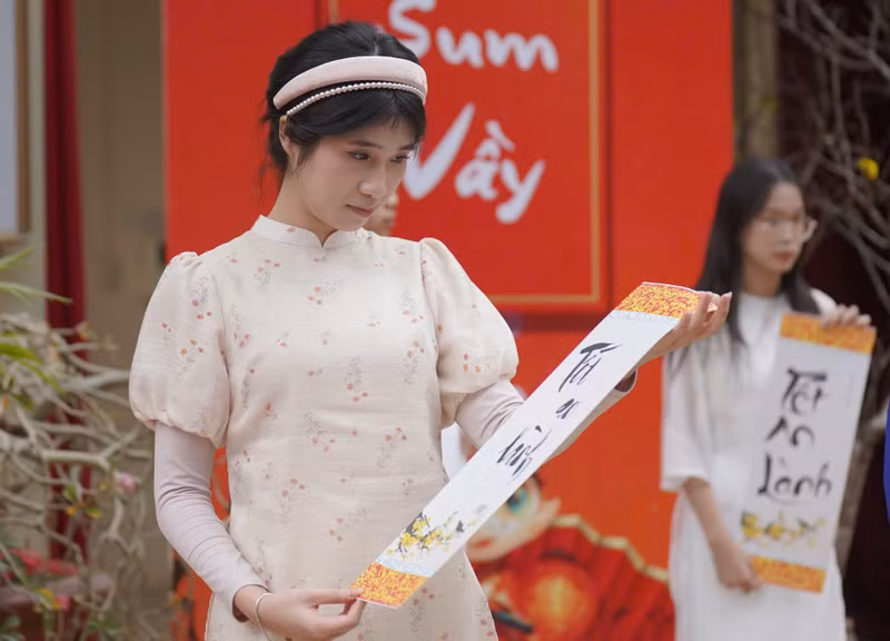 "Tết an lành" là đề bài thi năm nay, các "ông đồ" được thỏa sức sáng tác dựa trên những nét bút lông. dd-18.jpg