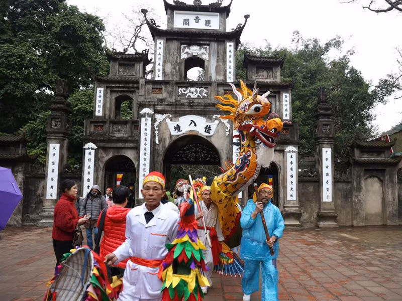 Đường lên chùa Hương rất đông cụ già, em nhỏ, thanh niên đi chùa lễ Phật. h4.jpg