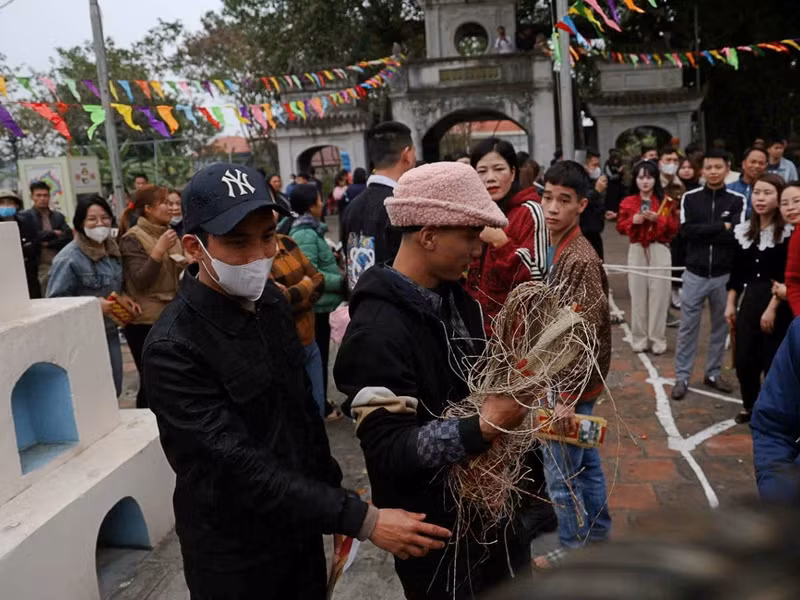 Điều đặc sắc và độc đáo của Lễ hội Đúc Bụt là mỗi năm, Ban Tổ chức cùng dân làng lựa chọn ba thanh niên (từ các gia đình có đủ con trai, con gái, sống hòa thuận, được hàng xóm mến phục) đóng trong vai bụt. b5.jpg