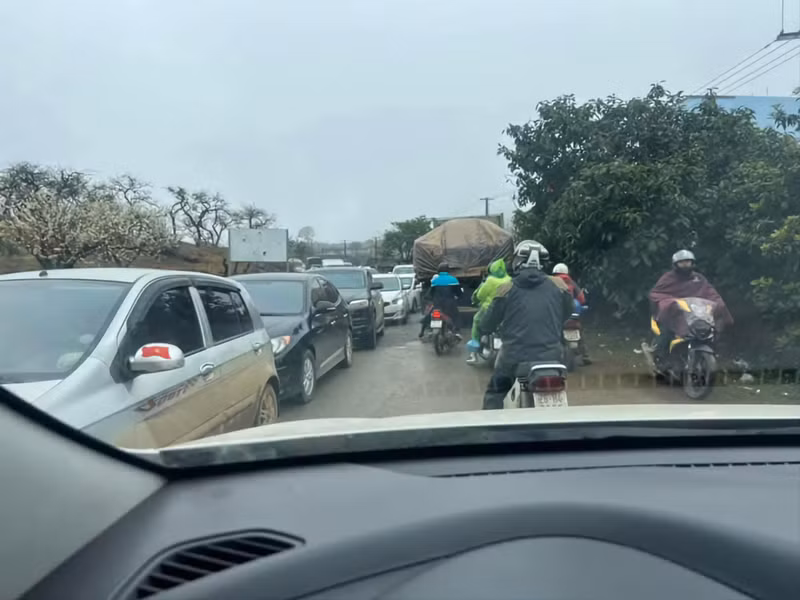 Các dịch vụ cho thuê trang phục dân tộc, gùi đựng hoa cũng được các chủ vườn chuẩn bị đầy đủ cho du khách. m10.jpg