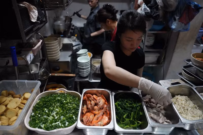 Đặc biệt, mỗi ngày diễn ra sơ duyệt, tổng duyệt... cửa hàng đều nấu khoảng 200 bát bún, mỳ tặng mọi người. img-0700.jpg