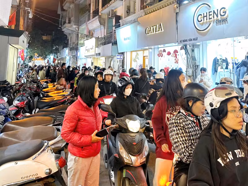 Phố Đặng Văn Ngữ - 'thiên đường' mua sắm quần áo "giá sinh viên" đông nghịt người. d4.jpg