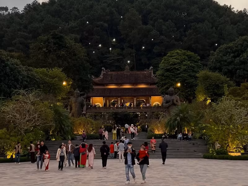 Những ngày đầu Xuân, nhiều người chọn chùa Địa Tạng Phi Lai làm điểm đến du Xuân. d1.jpg
