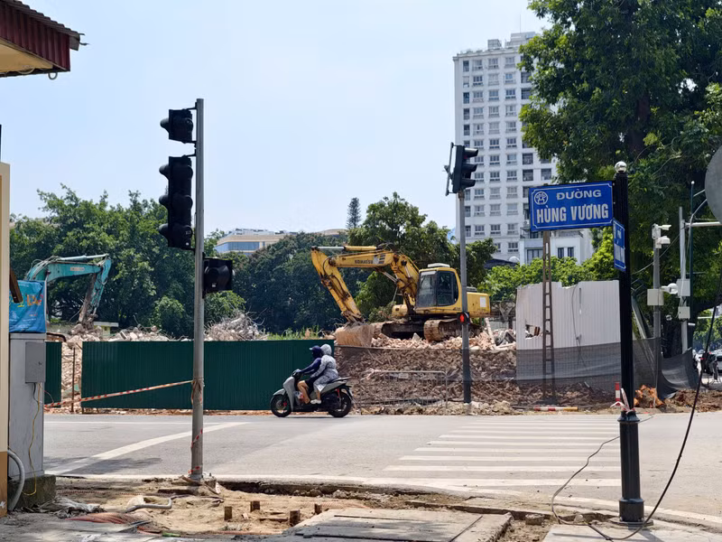 Ban Duy tu các công trình hạ tầng giao thông thuộc Sở Xây dựng Hà Nội đang khẩn trương mở rộng đường Hùng Vương kéo dài về phía số nhà 61 Trần Phú. a9.jpg