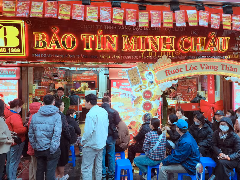 Nhân viên tại đây cho biết, từ hôm qua, lượng khách tới mua vàng đã rất đông, riêng ngày 4/2 ước tính khoảng 300-350 khách. v7.jpg