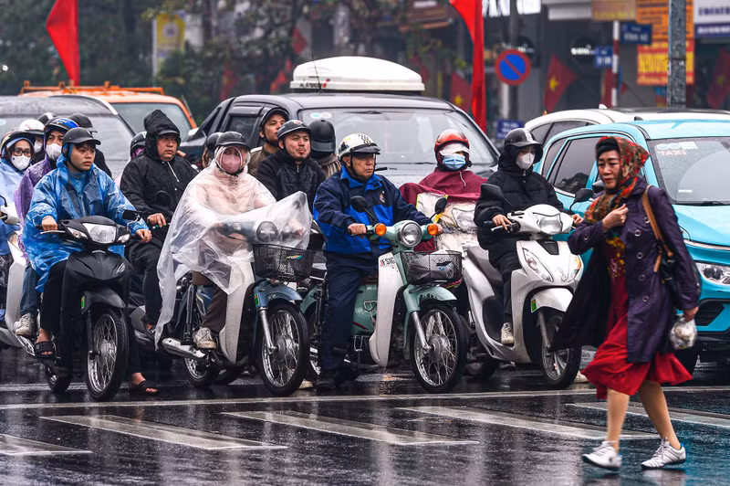 Trời có mưa mù nên tầm nhìn bị hạn chế từ đó dòng phương tiện di chuyển khá chậm dẫn đến việc ùn ứ cục bộ. m5.jpg