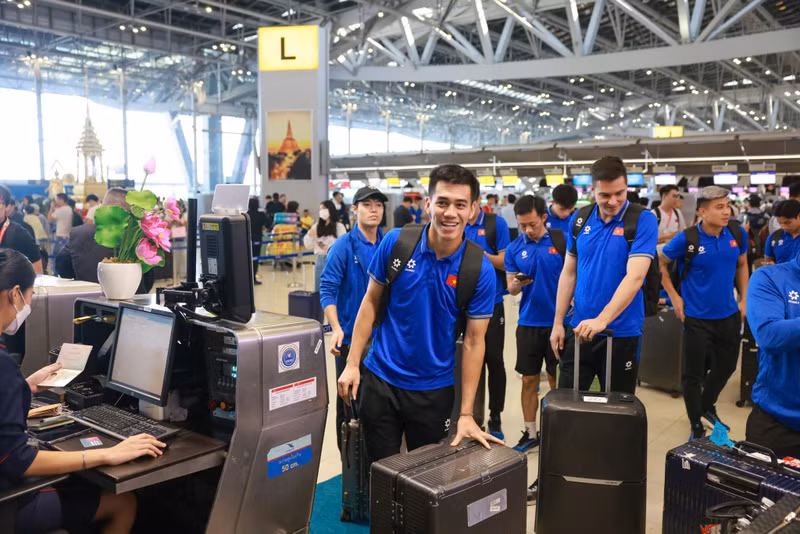 Đội tuyển Việt Nam mang cúp vàng ASEAN rời Thái Lan vào lúc 12h30 (6/1) và đáp xuống sân bay Nội Bài lúc 14h30. 1.jpg