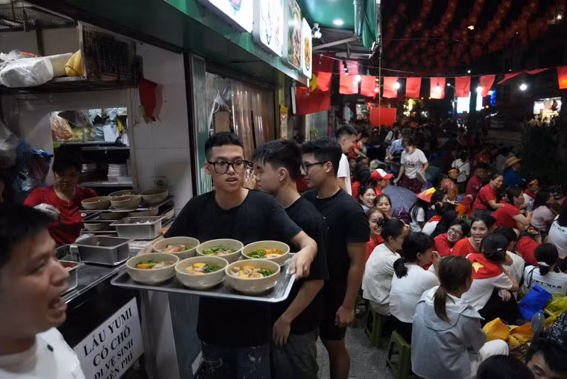 Người nào muốn ăn có thể đăng ký trước với nhân viên cửa hàng. img-0699.jpg