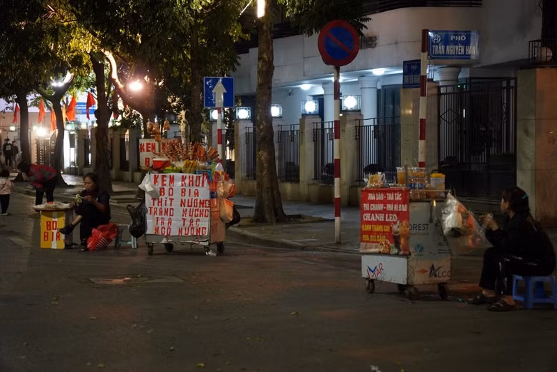 Các xe đẩy chở thực phẩm như: Đồ nướng, xúc xích, thịt xiên, nem chua rán… được đặt ngay sát lối đi lại của người dân, khách du lịch. b2.jpg