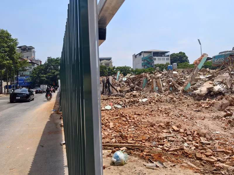 Rào chắn bên ngoài để đảm bảo công tác giải phóng mặt bằng. a6.jpg