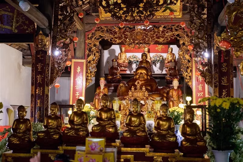 Tòa Tam Bảo với 7 gian bái đường và 3 gian Thượng điện, thờ Đức Phật Di Lặc ở chính giữa. s9.jpg