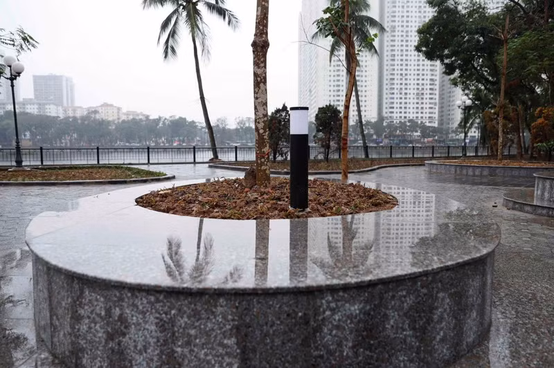Nhiều hạng mục cây xanh, bồn hoa, đèn chiếu sáng bên trong công viên Bắc Linh Đàm được cải tạo, xây mới. l5.jpg