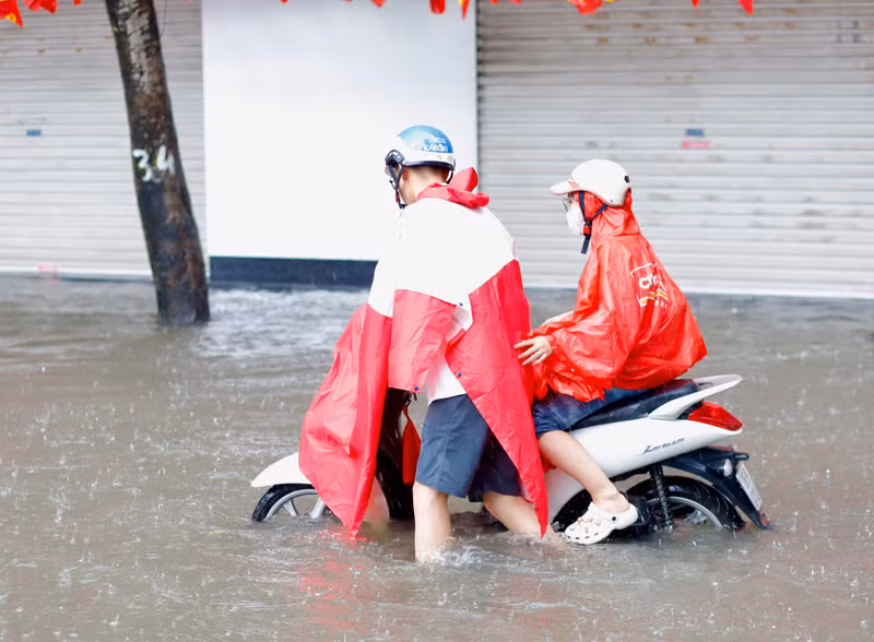Nhiều gia đình nhận thông báo nghỉ học muộn nên đưa con đến trường rồi lại phải quay về. mg-7690.jpg