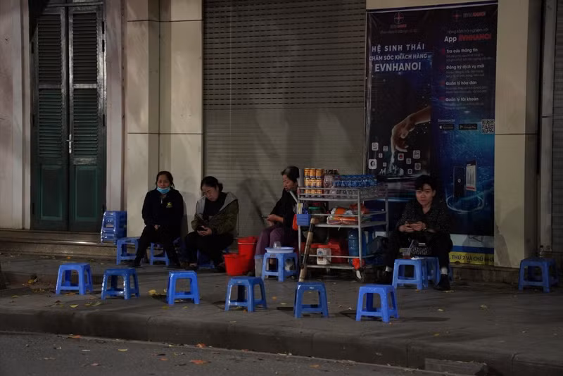 Nhiều điểm còn đốt than trực tiếp để nướng, khói bay mù mịt. b3.jpg
