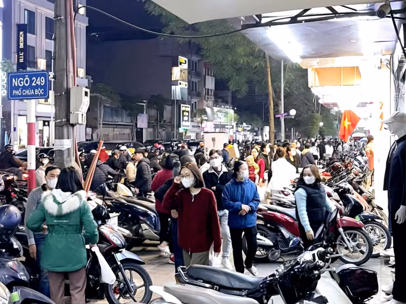 Như thông lệ những ngày cận Tết những con phố bán quần áo, mỹ phẩm "giá sinh viên" như Chùa Bộc, Phùng Khoang, chợ nhà xanh hay Đặng Văn Ngữ lại đông nghịt người. d1.jpg