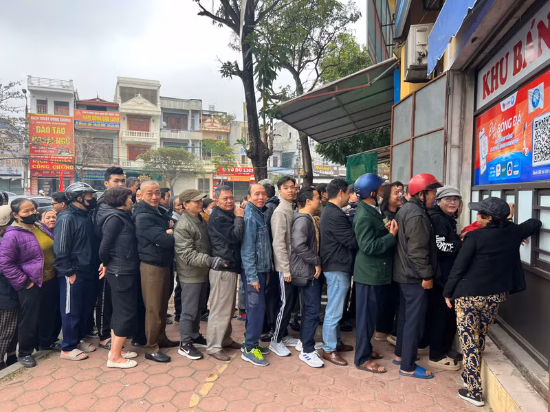 Sáng ngày 12/2, nhiều người hâm mộ háo hức xếp hàng chờ lấy vé miễn phí xem trận đấu quan trọng của CLB Thép xanh Nam Định ở đấu trường châu lục. n1.jpg