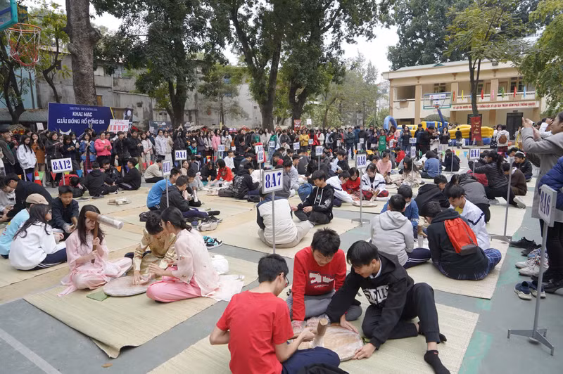 Ngoài ra, Sắc xuân Đống Đa còn có nhiều trò chơi dân gian và hiện đại như: Kéo co, nhảy bao bố đến các thử thác vui nhộn như "Rùa thần vượt đại dương", "Hứng trứng đại bàng"... dd-17.jpg