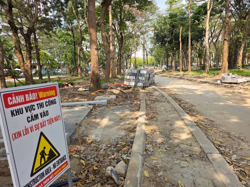 Nhằm đảm bảo an toàn cho người dân khi sinh hoạt và vui chơi trong công viên, đơn vị thi công đã lắp đặt biển cảnh báo a9.jpg