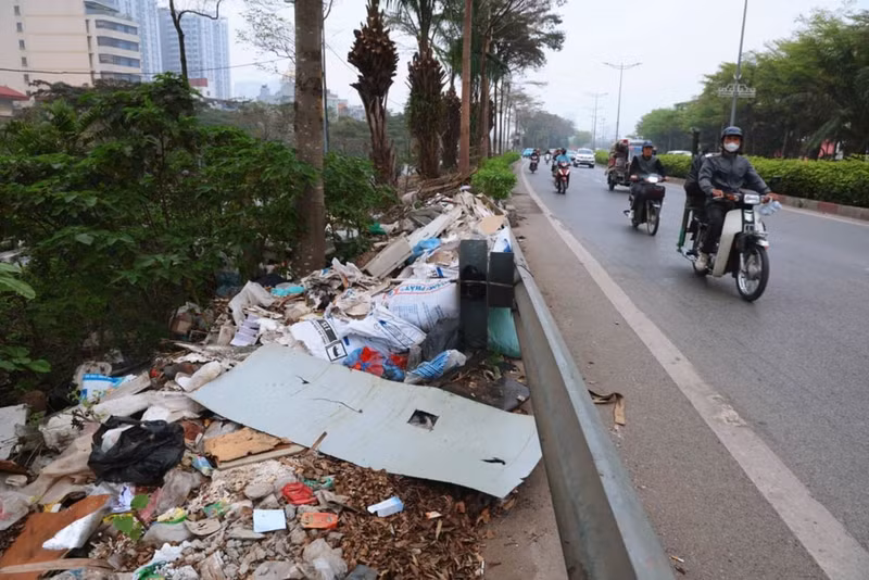 Khu vực taluy trên đường Vành đai 2 (cầu T11 Km4 + 821) gần nút giao Bưởi, ngổn ngang rác thải, phế thải bị đổ trộm. r1.jpg