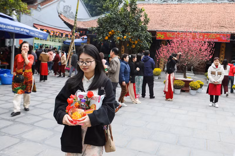 Ngoài đi lễ chùa, các bạn trẻ tranh thủ ghi lại những khoảnh khắc đẹp cùng gia đình và bạn bè ngày đầu năm mới. h10.jpg